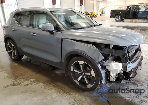 2021 Volvo Xc40 T5 Momentum z USA, uszkodzony, nr VIN YV4162UK4M2430275